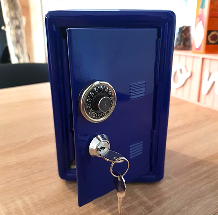 tirelire a code et serreure en forme de coffre bleu